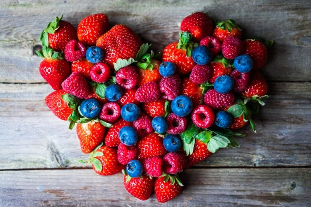 Fructele de sezon din iunie – beneficii pentru sănătate și nutriție